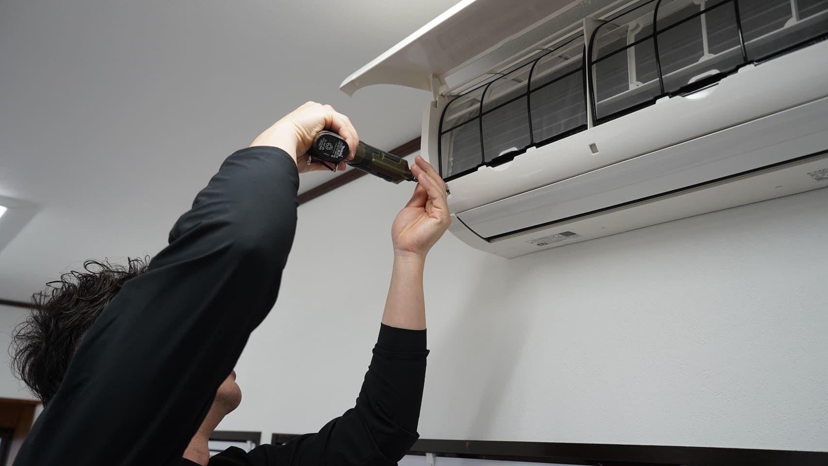 家庭用エアコン洗浄中の様子