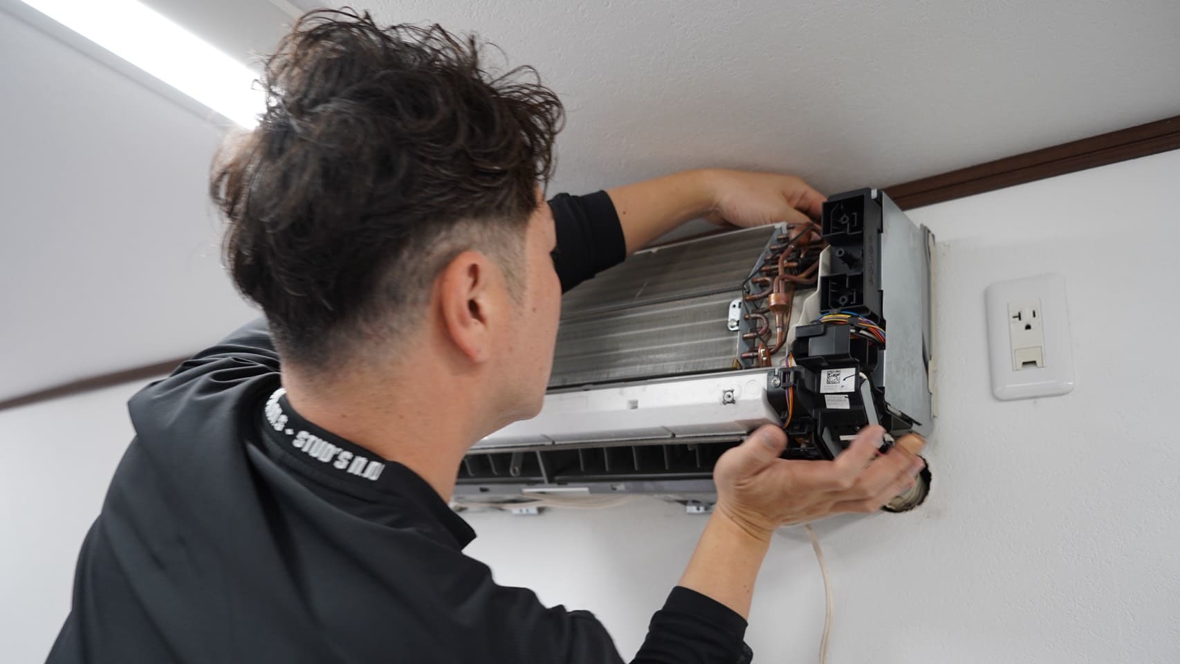 お掃除機能付きエアコンの分解作業